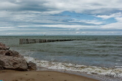 Pieux dans la mer